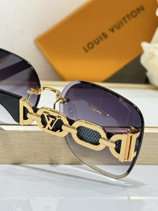 Picture of Louis Vuitton Sunglasses _SKUfw75326411fw